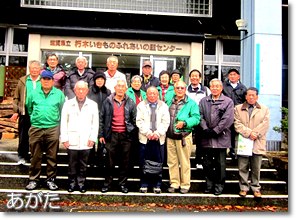 雪舞い落ちる視察先の玄関で記念撮影