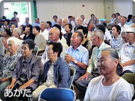 園児の舞台を観て和む参加者たち