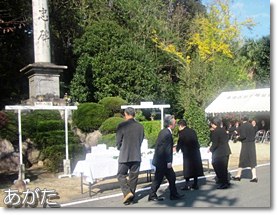 第一部の追悼式で献花する参加者