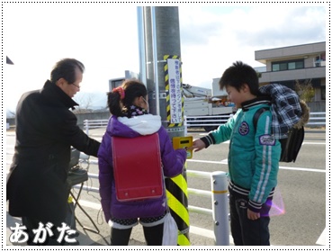 県小学校の校長先生と６年生の児童による点灯