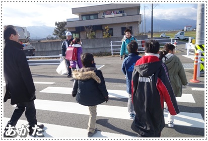 信号がついても左右確認して横断 歩道を渡りましょう
