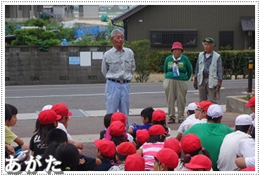 小松連合自治会長から  話を聞く子供たち。 