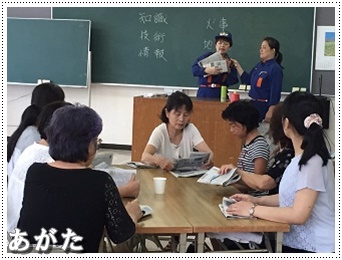 新聞紙でスリッパづくり