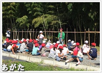 山口さんからお話を伺う児童たち