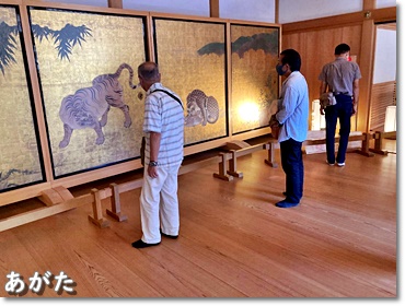重要文化財「竹林豹虎図」の襖絵を鑑賞