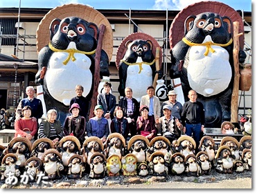 信楽で焼物の狸に迎えられ記念写真 