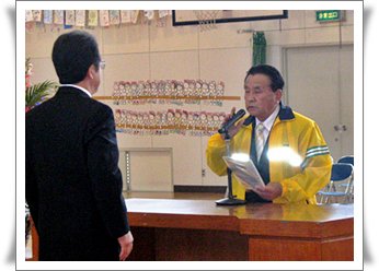 交通安全協会から入学児童にランドセルカバーの寄贈