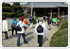 地区内の歴史散策（北野町の七宝山誓海寺で）