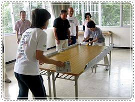 目をとじて「盲人用のサウンド卓球」を体験